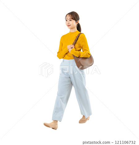 一個穿著休閒裝行走的女人，一張透明全身照片PNG，透明背景是手工精確剪下來的 121106732