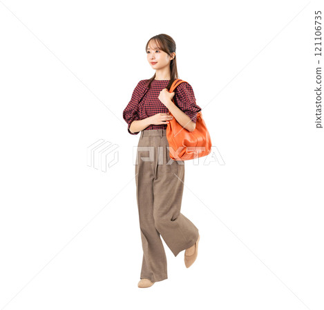 一個穿著休閒裝行走的女人,一張透明全身照片PNG,透明背景是手工精確剪下來的 一個穿著休閒裝行走的女人,一張透明全身照片PNG,透明背景是手工精確剪下來的 121106735