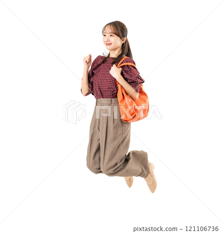 PNG穿著休閒裝的跳躍女人-透明背景的全身照片，手工精確剪裁 121106736