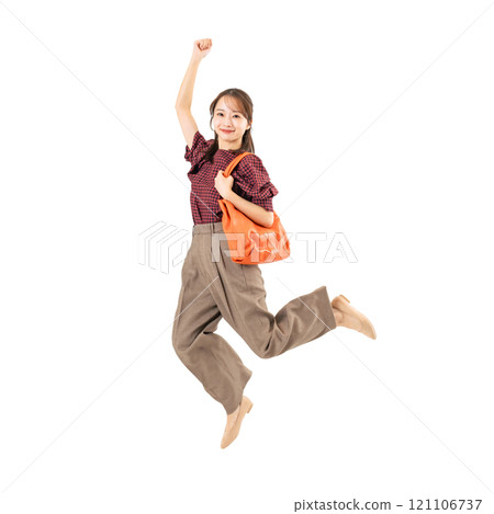PNG穿著休閒裝的跳躍女人-透明背景的全身照片，手工精確剪裁 121106737