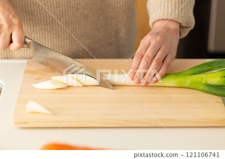 切蔥的女人的手 121106741