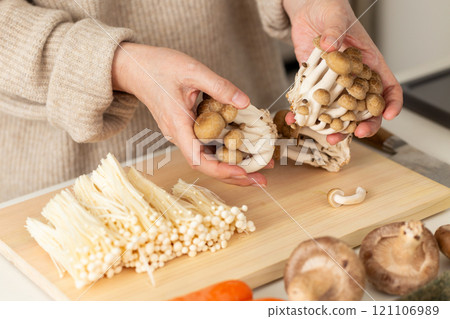 切蘑菇的女人的手 切蘑菇的女人的手 121106989