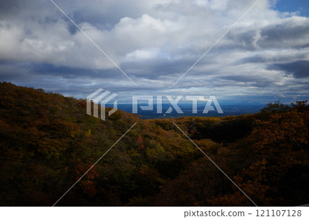 秋天的山色和廣闊的天空 秋天的山色和廣闊的天空 121107128