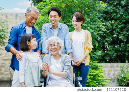 一個三代之家,祖母坐在輪椅上 一個三代之家,祖母坐在輪椅上 121107228