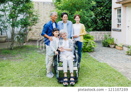 一個三代之家，祖母坐在輪椅上 121107289