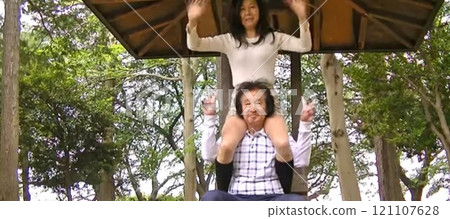 公園裡一個高個子美女騎在她的肩膀上 公園裡一個高個子美女騎在她的肩膀上 121107628