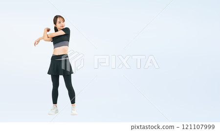 一位女士穿著運動服伸展身體的全身照片 一位女士穿著運動服伸展身體的全身照片 121107999