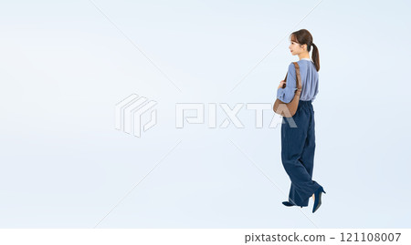 穿著休閒服行走的女性全身照片 121108007