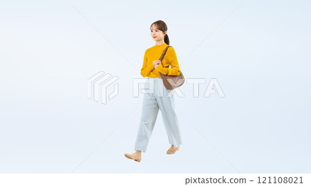 穿著休閒服行走的女性全身照片 121108021