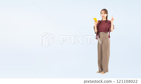 推薦休閒裝女性拿著智慧型手機的全身照 推薦休閒裝女性拿著智慧型手機的全身照 121108022