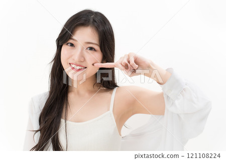 年輕女子指著她的嘴巴/牙齒 牙科護理 年輕女子指著她的嘴巴/牙齒 牙科護理 121108224