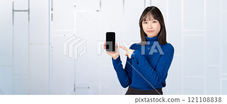 指著智慧型手機的女商人 121108838