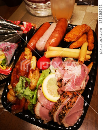 什錦開胃小菜和壽司卷 什錦開胃小菜和壽司卷 121108931