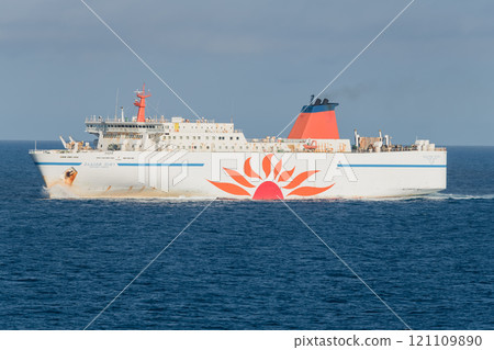 [Sunflower Furano bound for Tomakomai and Sunflower Daisetsu bound for Oarai meet and leave, off the coast of Iwate Prefecture] 121109890