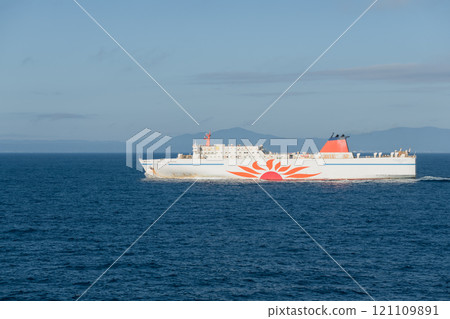 [Sunflower Furano bound for Tomakomai and Sunflower Daisetsu bound for Oarai meet and leave, off the coast of Iwate Prefecture] 121109891