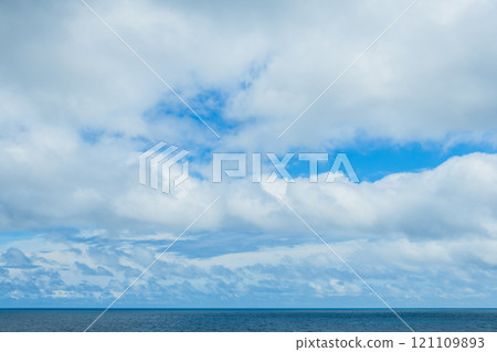 [Summer to autumn ocean sky background and sky composition materials] 121109893