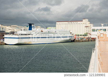[The Pacific Ferry Ishikari, seen from the Sunflower Furano, is docked at the Tomakomai Ferry Terminal] 121109901