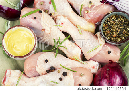 Raw chicken leg pieces with spices. 121110234