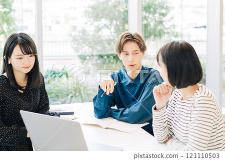 大學生（男女）舉行研討會 121110503