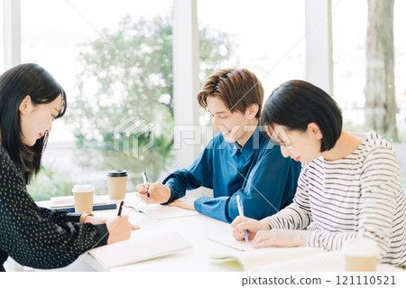 College students studying (international students, foreigners) College students studying (international students, foreigners) 121110521