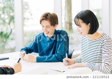 College students studying (international students, foreigners) College students studying (international students, foreigners) 121110522