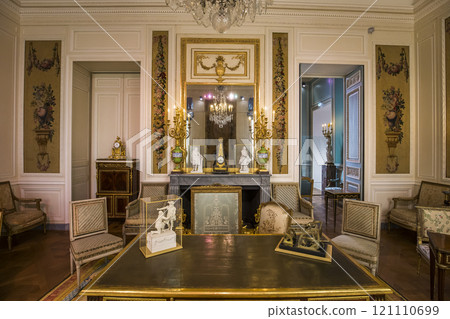 Sully wing, The Louvre, Paris, France 121110699