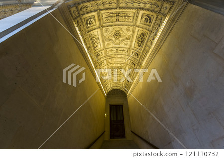 Sully wing, The Louvre, Paris, France 121110732