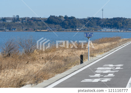Scenery of the Nishiura embankment and cycling course of Lake Kasumigaura 121110777