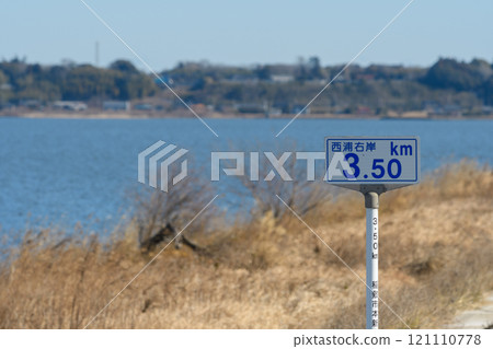 霞浦湖西浦堤防和自行車道的風景 霞浦湖西浦堤防和自行車道的風景 121110778