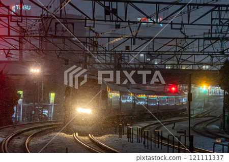 在暴風雪中奔跑 121111337