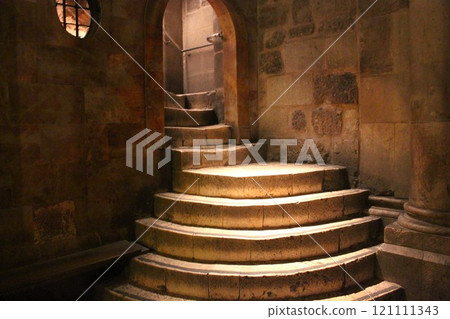以色列耶路撒冷舊城聖墓教堂內通往各各他山的樓梯 以色列耶路撒冷舊城聖墓教堂內通往各各他山的樓梯 121111343