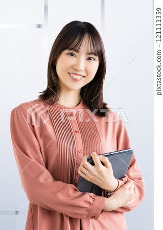 帶平板電腦的微笑的女人/女商人 121111359