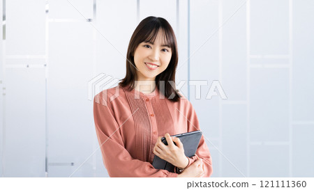 帶平板電腦的微笑的女人/女商人 121111360