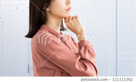 A woman thinking/businesswoman 121111362