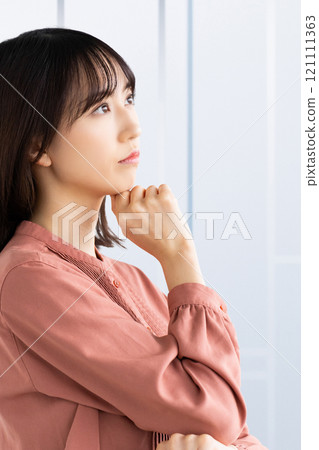 A woman thinking/businesswoman 121111363