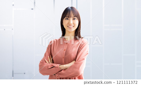 Smiling woman with folded arms, businesswoman 121111372