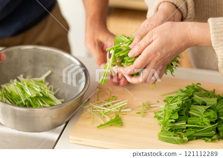 A man's hands washing mizuna 121112289