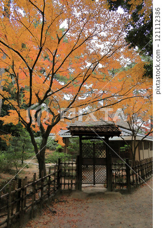 栗林公園南庭的茅草屋頂茶室「日暮亭」 121112386