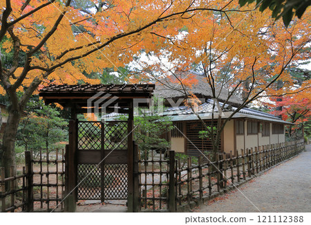 栗林公園南庭的茅草屋頂茶室「日暮亭」 121112388