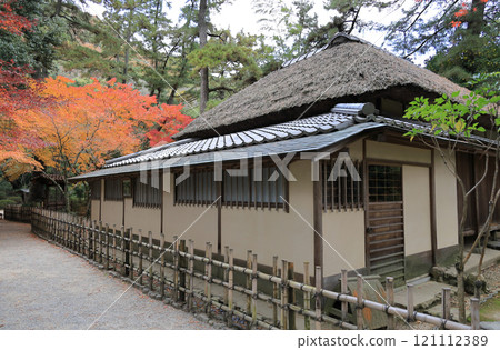 栗林公園南庭的茅草屋頂茶室「日暮亭」 栗林公園南庭的茅草屋頂茶室「日暮亭」 121112389