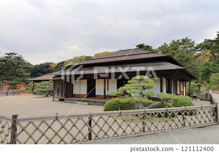 從初見觀景台眺望特別名勝「栗林公園」的鬼月亭 121112400