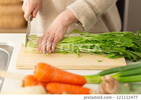 切割水菜的女人的手 切割水菜的女人的手 121112477