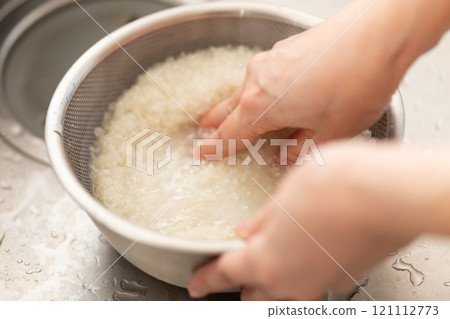 拋光米的女人的手 拋光米的女人的手 121112773