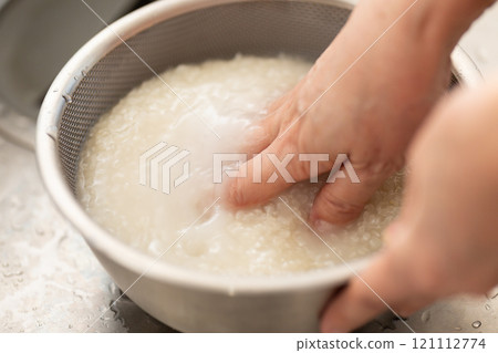 拋光米的女人的手 拋光米的女人的手 121112774