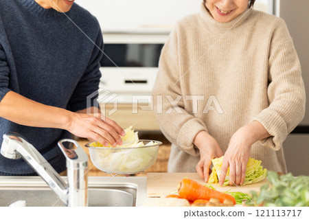 A middle-aged couple preparing hotpot in the kitchen 121113717