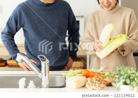 中年夫婦在廚房準備火鍋菜餚 121114012