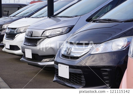 Used car image: Honda Freed, cars lined up at a dealership Used car image: Honda Freed, cars lined up at a dealership 121115142
