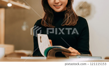 讀雜誌的婦女 讀雜誌的婦女 121115153