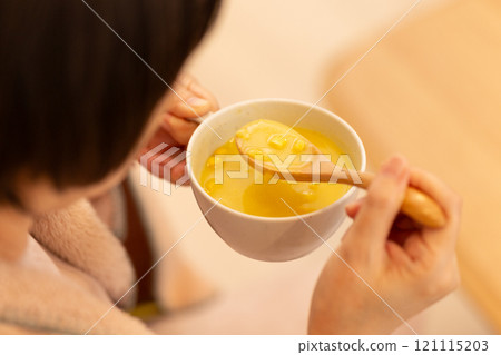 冬夜，中年婦女在客廳吃玉米濃湯 121115203