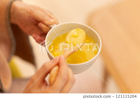 冬夜，中年婦女在客廳吃玉米濃湯 121115204